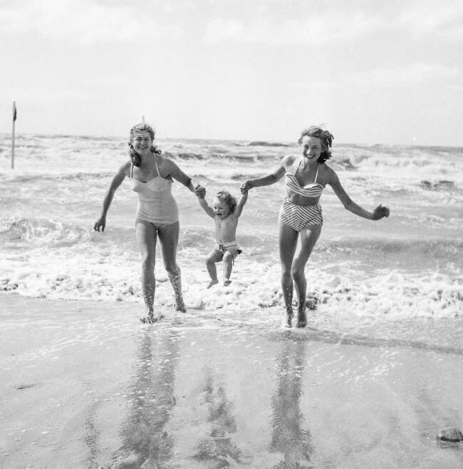 Sur la plage de Deauville, Normandie, France, 24 juillet 1950 Rue des Archives