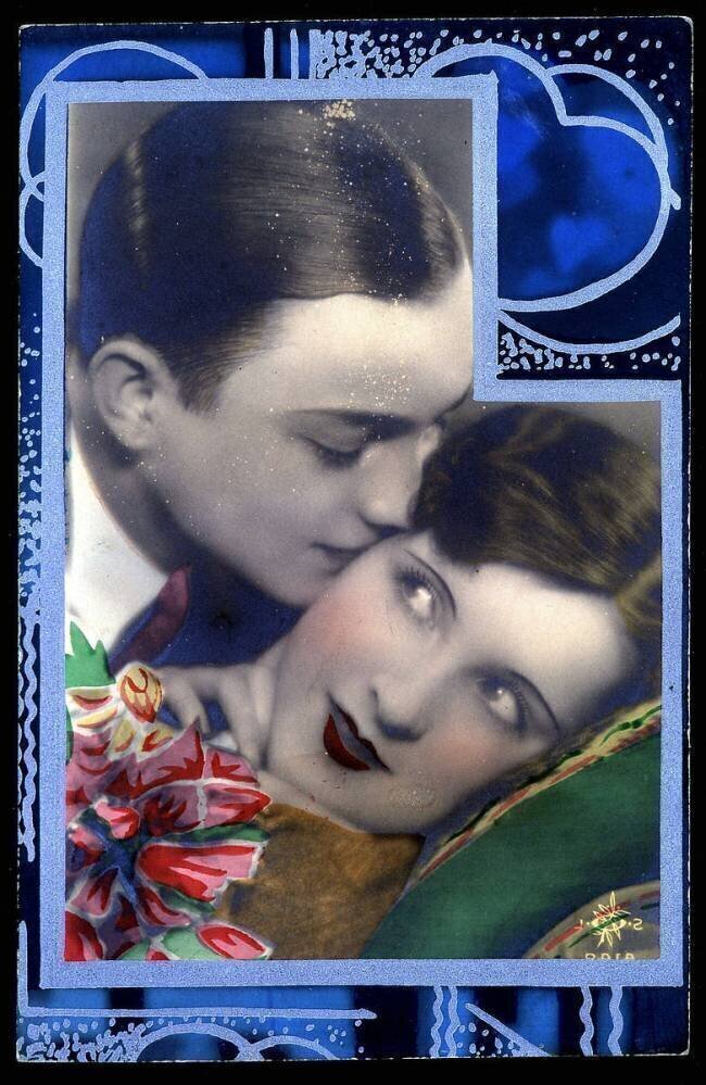 Jeune homme embrassant une jeune femme - carte postale anonyme