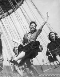 Leslie Caron sur un manège de fête foraine (Keystone) - Muzeo.com
