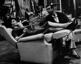 Pinewood studios, Gina Lollobrigida and Sean Connery during a shooting (Keystone) - Muzeo.com