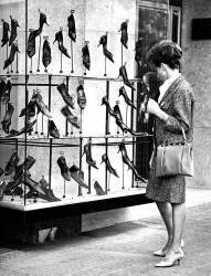 Femme devant une vitrine de chaussures (Jean Ribière) - Muzeo.com