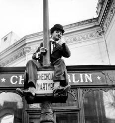 Fernand Raynaud, habillé comme Charlie Chaplin (Rue des Archives) - Muzeo.com