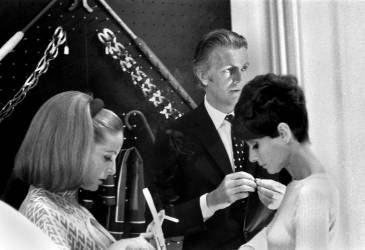 Inauguration d'une boutique par Hubert De Givenchy avec Audrey Hepburn et Mme Yul Brynner le 3 septembre (Rue des Archives) - Muzeo.com