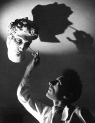 Jean Cocteau peignant une statue (anonyme) - Muzeo.com