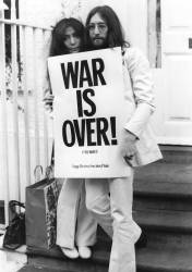 John Lennon and his wife Yoko Ono pictured with one of their war protest poster (anonyme) - Muzeo.com