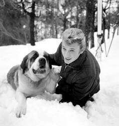 Johnny Hallyday pendant les vacances à Gstaad 07 janvier 1963 (Rue des Archives) - Muzeo.com