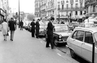 Policemen issuing a parking ticket in Paris (anonyme) - Muzeo.com