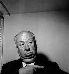 Réalisateur Alfred Hitchcock à l'aéroport d'Orly à Paris, le 26 mai 1960 (Rue des Archives) - Muzeo.com