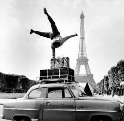 Un globe-trotter acrobate devant la tour Eiffel (Keystone) - Muzeo.com