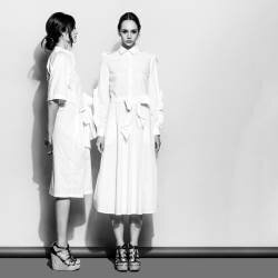 Deux modèles (Andrea Ventura) - Muzeo.com