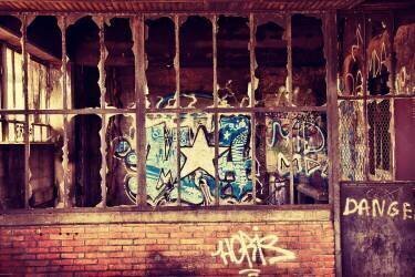 Façade délabrée (Benoît Bacou) - Muzeo.com