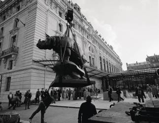 Mise en place du Rhinocéros d'Alfred Jacquemart sur le parvis de Bellechasse (Musée d'Orsay) (anonyme) - Muzeo.com