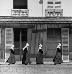 Nonnes (Paul Almasy) - Muzeo.com