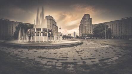 Strausberger Platz (Ronny Behnert) - Muzeo.com
