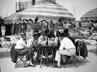 Déjeuner sur le toit d'un immeuble londonien sous la chaleur (Keystone) - Muzeo.com