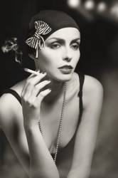 Jeune femme fumant une cigarette (anonyme) - Muzeo.com