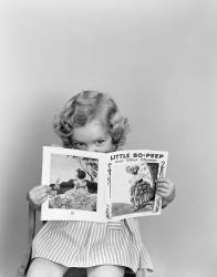 Μικρό κορίτσι από τη δεκαετία του 1940 που ρίχνει ένα χτύπημα