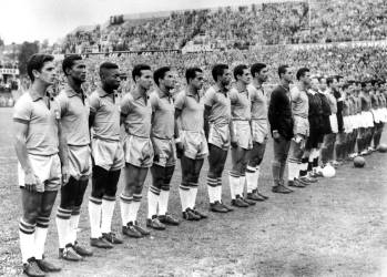 Équipes de football brésilienne et française avant un match à Stockholm (anonyme) - Muzeo.com
