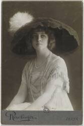 Jane Renouardt avec un grand chapeau (Léopold Reutlinger) - Muzeo.com