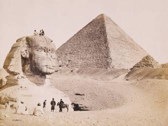 Guides egyptiens avec des touristes européens devant le Sphinx en 1867 (anonyme) - Muzeo.com
