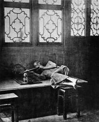 Fumeur d'Opium (John Thomson) - Muzeo.com