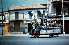 Algérien célébrant la proclamation de l'indépendance de l'Algérie à Alger le 3 juillet (Rue des Archives) - Muzeo.com