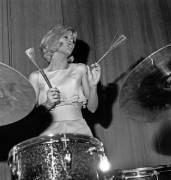 La chanteuse française Sylvie Vartan jouant de la batterie (Rue des Archives) - Muzeo.com