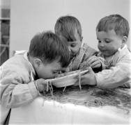 Quadruples de la famille Sangion, nés à Padoue, mangeant des spaghettis (Graziano Arici) - Muzeo.com