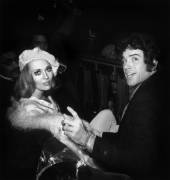 Warren Beatty et Faye Dunaway au Moulin Rouge à Paris (Rue des Archives) - Muzeo.com