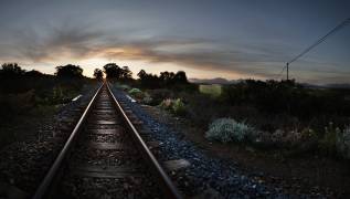 Chemin de fer au coucher de soleil (Ross Hillier) - Muzeo.com