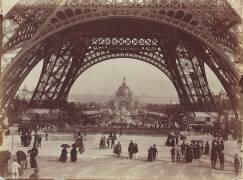 Au pied de la Tour Eiffel (Neurdein Frères) - Muzeo.com